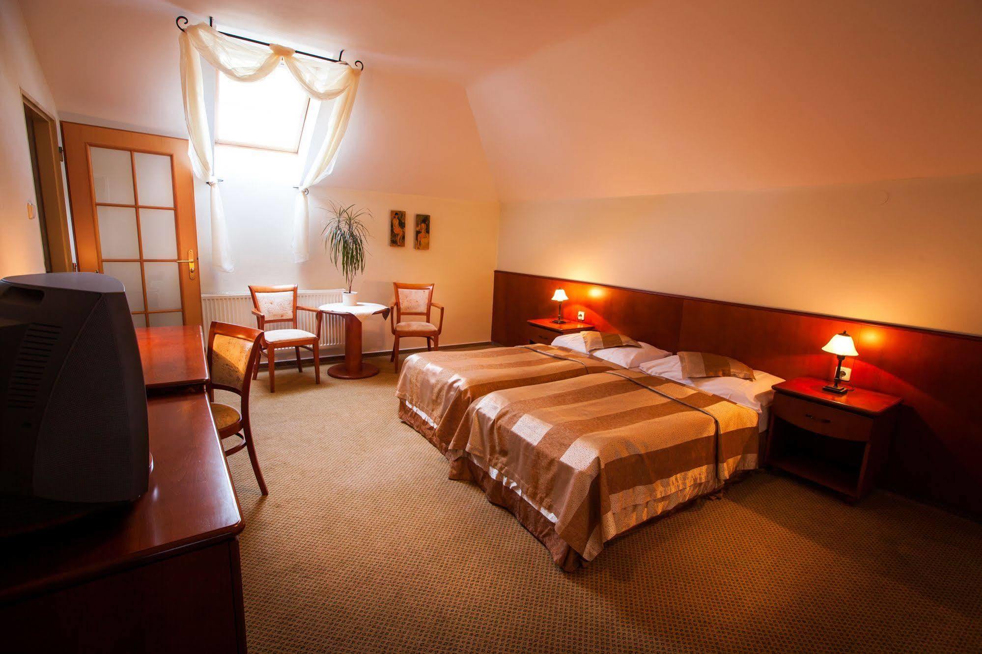 Park Hotel Tartuf Beladice Buitenkant foto